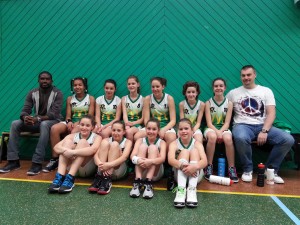 Les souriantes benjamines et leurs coachs Stéphane et Hevell