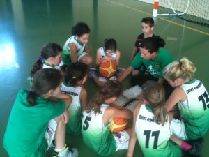 Les poussines en pleine séance technique sous les yeux de leur aide-coach.