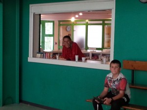 Emmanuelle à la buvette